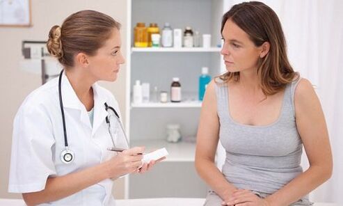 Der Arzt verschreibt eine Behandlung gegen Krampfadern